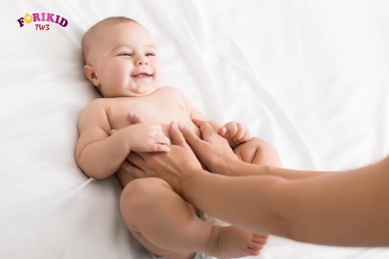 Massage bụng bé sẽ giúp bé giảm đau bụng và đi vệ sinh dễ dàng hơn